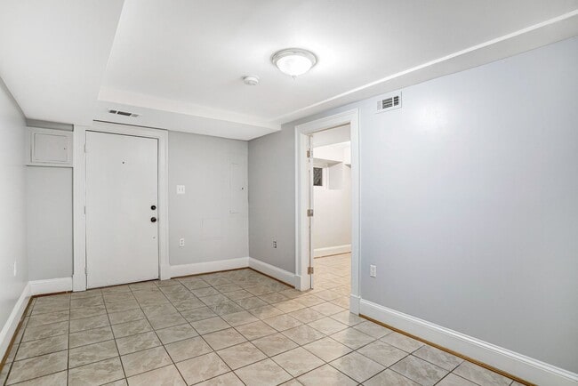 Foto del edificio - 2BR Basement Apartment | Brightwood