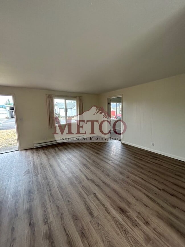 Building Photo - Darling 3 Bedroom Home in Springfield