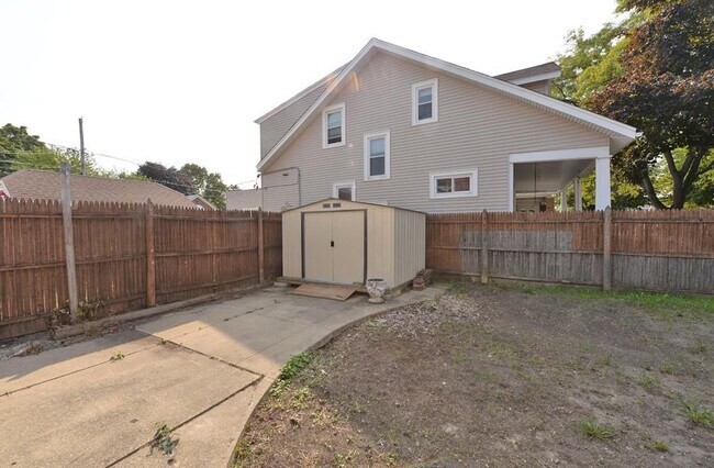 shared back yard - 3625 Kinzie Ave