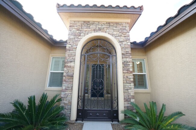 Building Photo - SHOWINGS AVAILABLE NOW