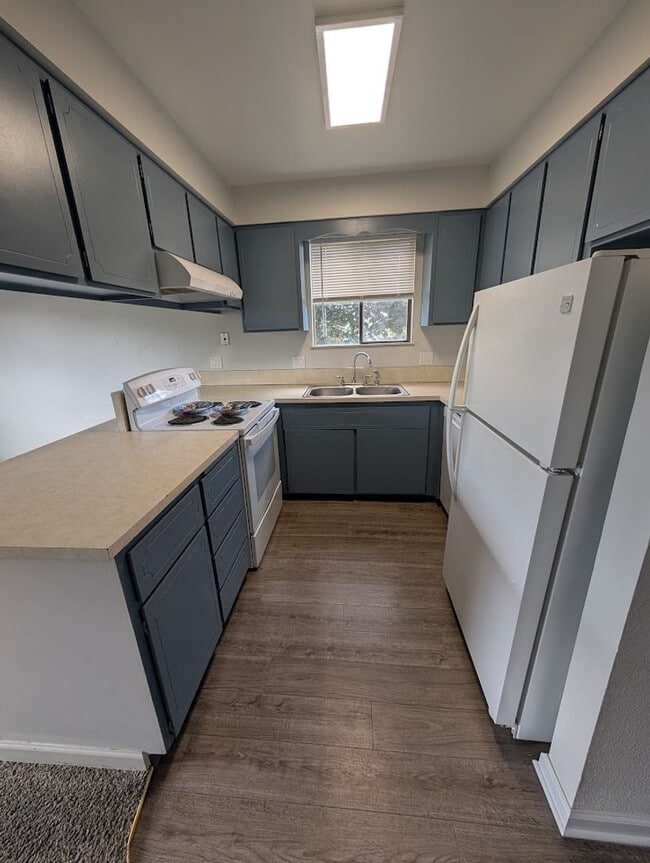Building Photo - 3525 Country Club Dr