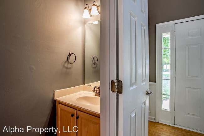 Building Photo - 4 br, 2.5 bath House - 107 Waterton Way