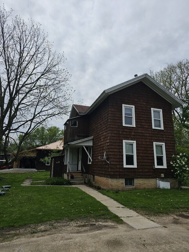 Foto del edificio - "Cozy & Convenient 2-Bedroom Duplex In Neenah – 800 Sq Ft of Comfortable Living!"