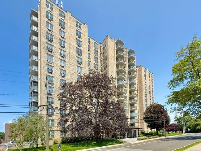 Building Photo - 1 Strawberry Hill Ct