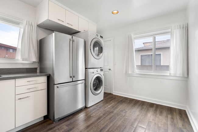 Kitchen - 615 S Grevillea Ave