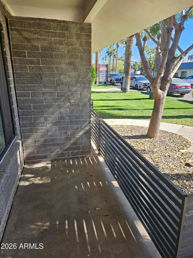 Building Photo - 324 W Pasadena Ave