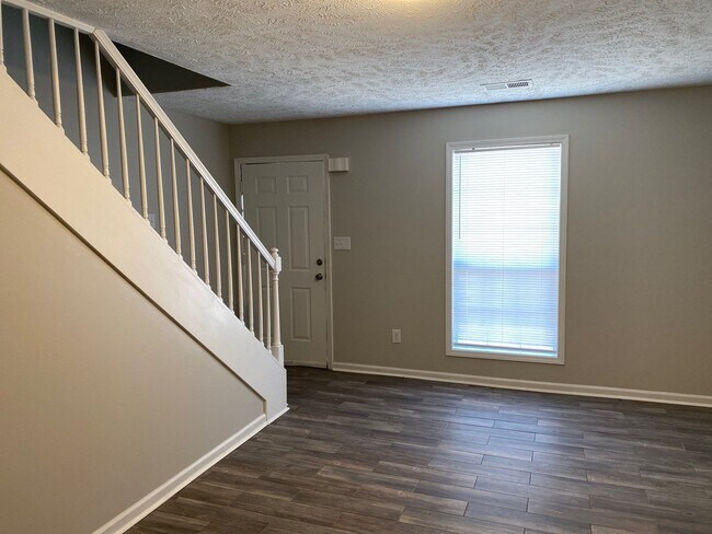 Foto del edificio - 255 Foxworth Dr