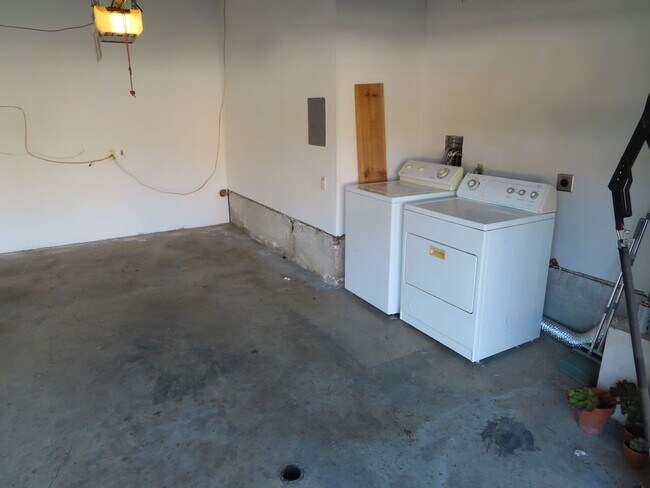 Building Photo - Renovated 2 Bed, 2 Bath Apartment in the h...