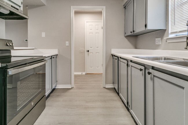 Building Photo - Newly Renovated 2bed 2 bath !Townhome