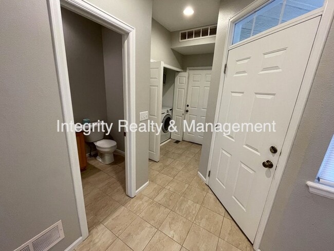 Building Photo - 9106 W Phillips Dr