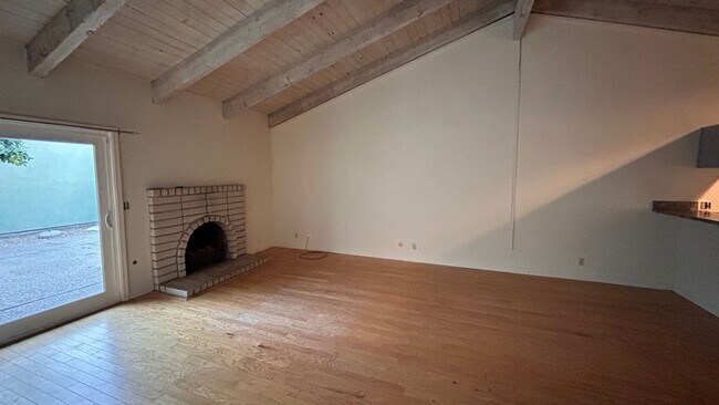 Building Photo - 300 Avila Ct