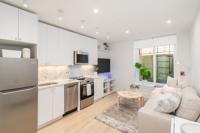 Sala de estar amueblada (incluye TV de 55” + altavoz Atmos, sofá Kivik, mesas de comedor y de centro Orgami) - 4037 Powelton Ave