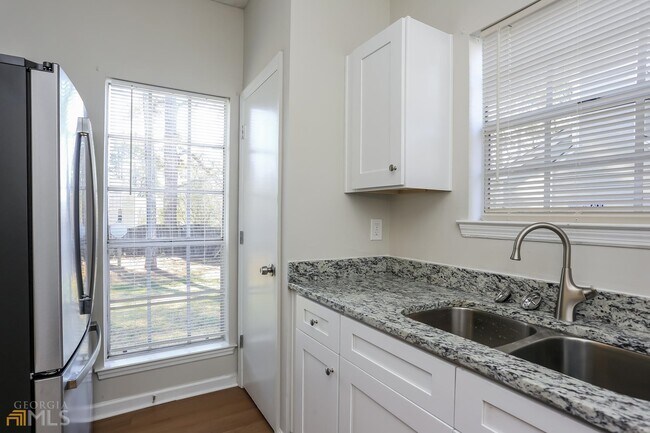 Building Photo - 6580 Eastbriar Dr