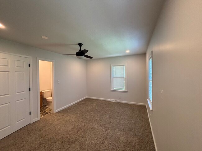 Master bedroom Suite & 1/2 Bath - 5525 N Bennington Ave