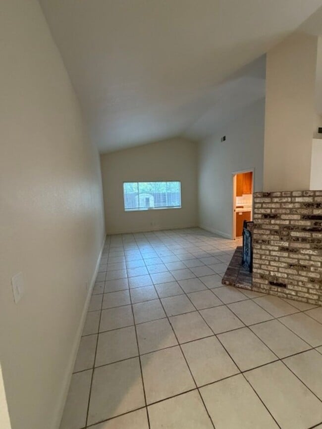 Building Photo - Beautiful Freshly Painted 3 Bedroom and 2 Bathroom Home in Carmichael $2,995.00 + Water