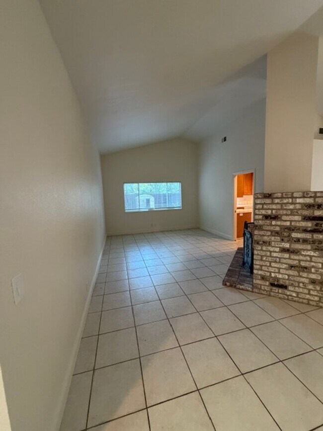 Foto del edificio - Beautiful Freshly Painted 3 Bedroom and 2 Bathroom Home in Carmichael $2,995.00 + Water