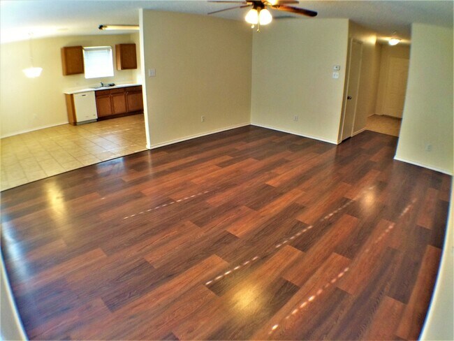 Foto del edificio - Amazing! 3 Living Areas and a Backyard to Rival All Others!