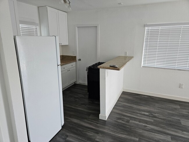 Building Photo - Wonderful 1 Bed 1 Bathroom Condo In Escondido - Call Today