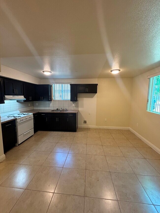 Building Photo - 148 E 84th Pl