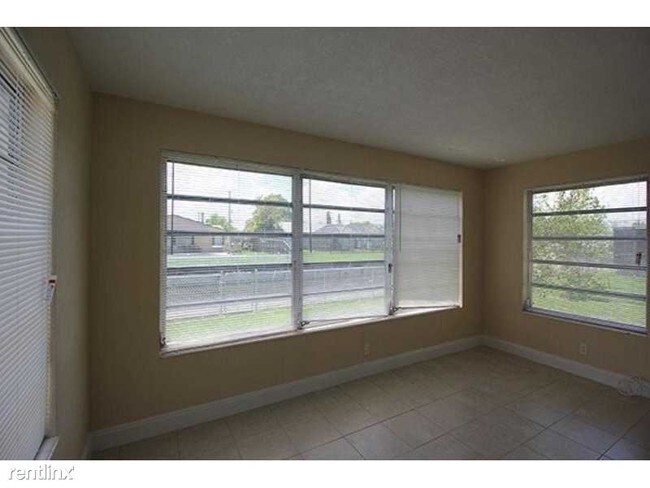 Building Photo - 1005 E River Dr