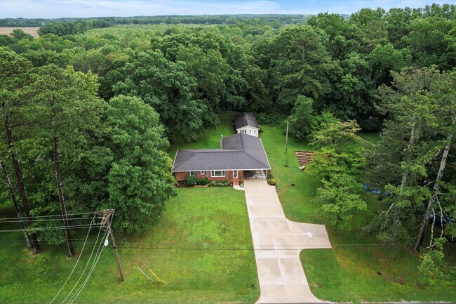 Building Photo - Country setting with City Convenience!