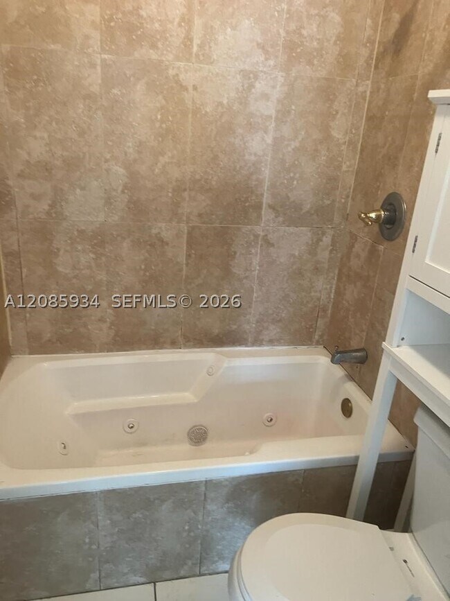 Building Photo - 526 SW 64th Ct