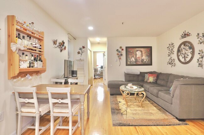 Building Photo - 533 Monroe St