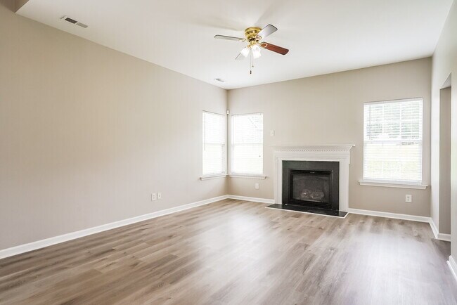 Foto del edificio - 5817 Weddington Rd