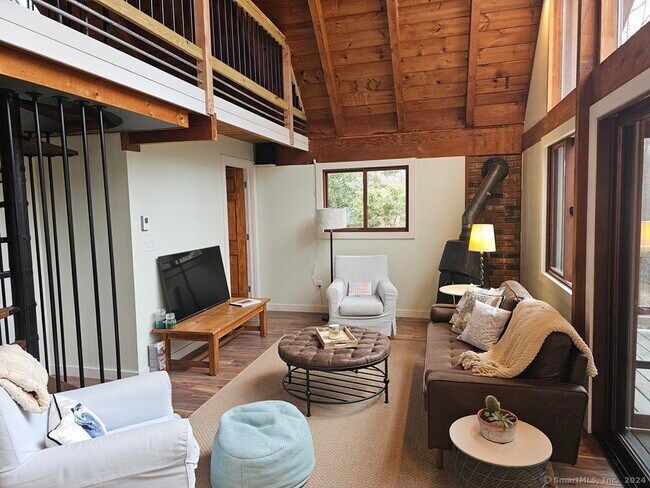 Foto del edificio - 1725 Great Hill Rd