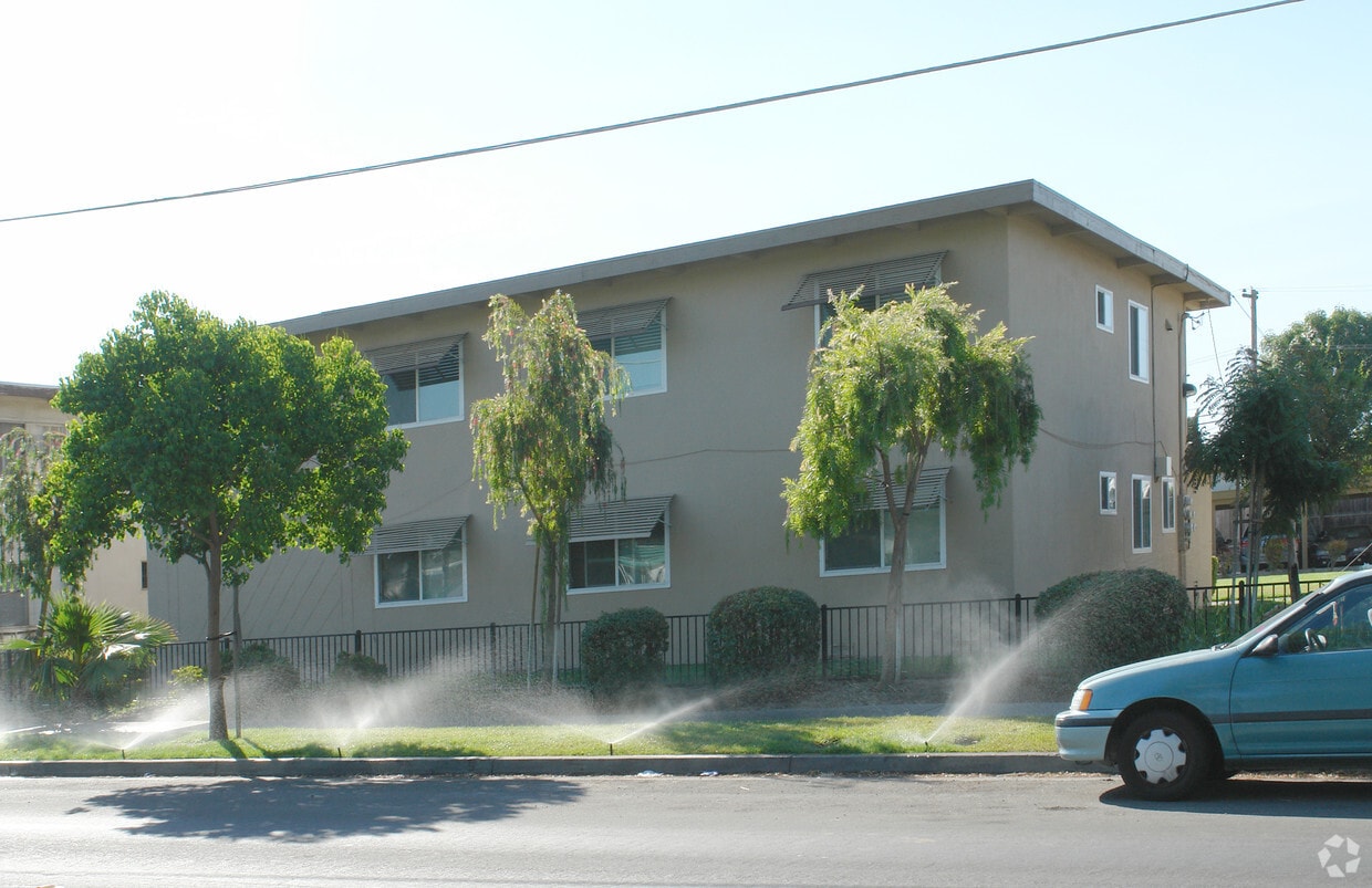 Building Photo - 450 Lewis Rd