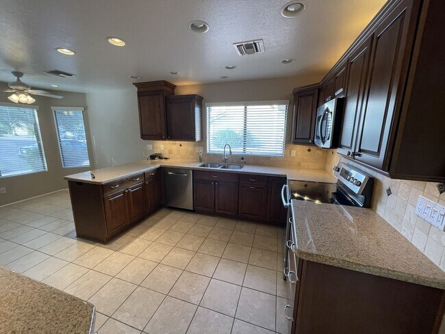 Building Photo - Beautiful 3 Bed / 2 Bath Home in Prime Loc...