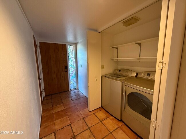 Building Photo - 2114 S La Rosa Dr