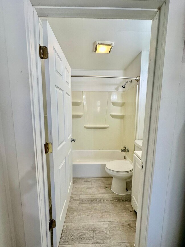 Foto del edificio - Large 1 bdrm newly renovated unit, 2.2 miles from Oregon Tech and Sky Lakes Medical Center!