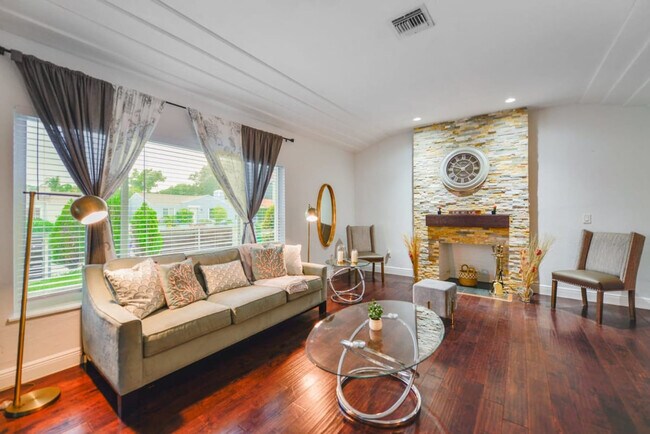 Foto del edificio - 749 NE 82nd St