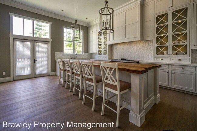 Foto del edificio - 5 br, 3.5 bath House - 431 E. 10th St