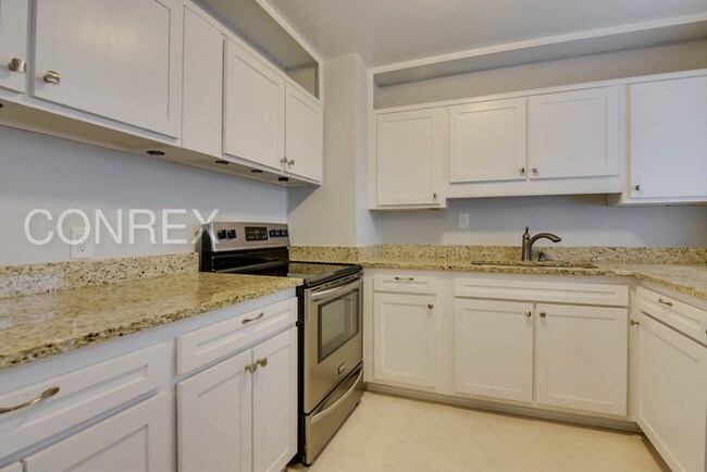 Foto del edificio - HUGE Four-bedroom, Two 1/2 Bath