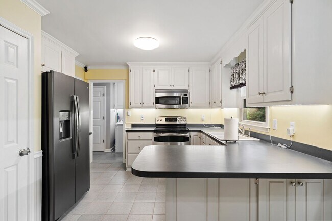 Foto del edificio - 3 bed 2.5 bath with large lot and bonus ro...