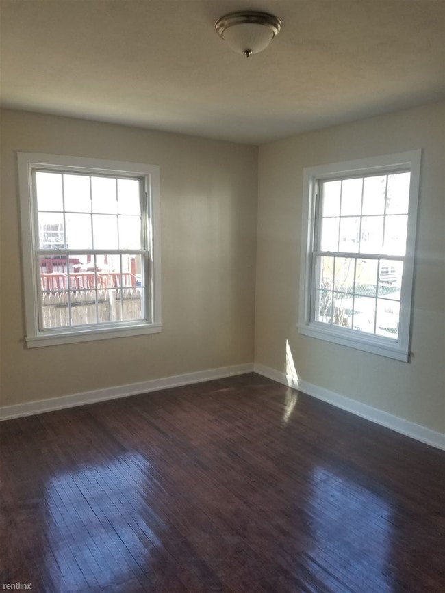 Building Photo - 2 br, 1.5 bath  - 12 Hilltop Rd 1L