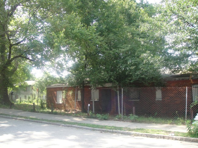 La propiedad tiene árboles hermosos y grandes que la embellecen - 385 Joseph E Lowery Blvd NW