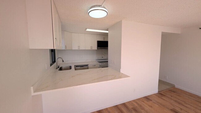 Foto del edificio - Newly remodeled Large 3 bed/2 bath/2 parking end unit with ocean and city views