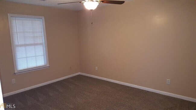 Foto del edificio - 1731 Summerwoods Ln