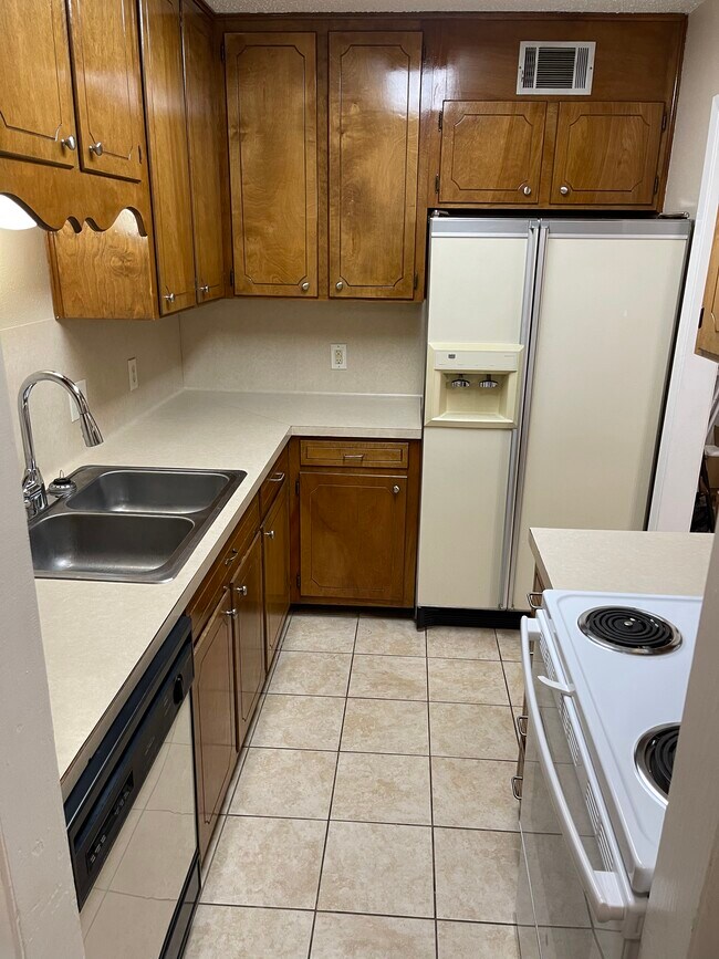 Kitchen - 3230 Pearl St