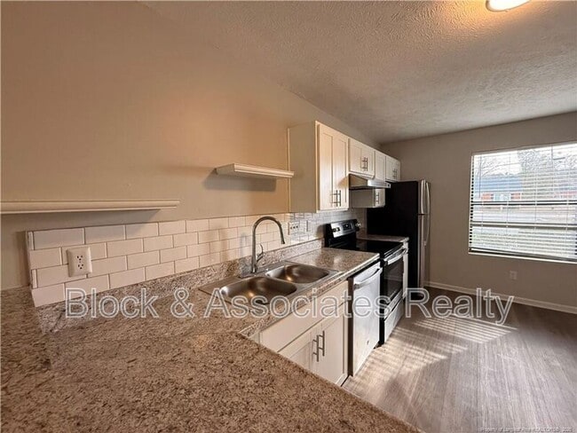 Foto del edificio - 4924 Cameron Rd