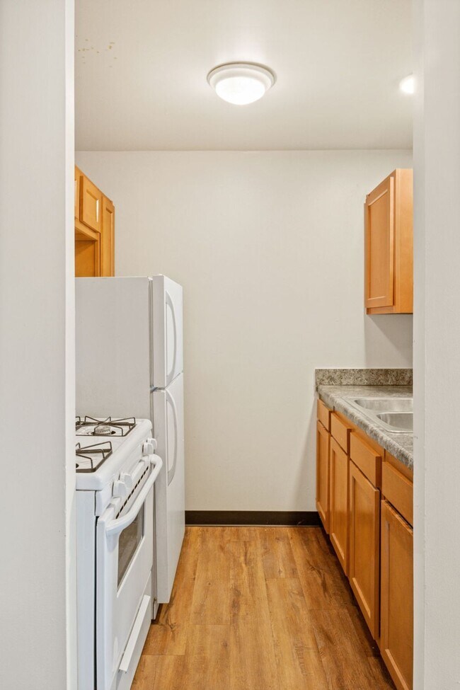 Building Photo - Close to Campus and McGalliard Road!