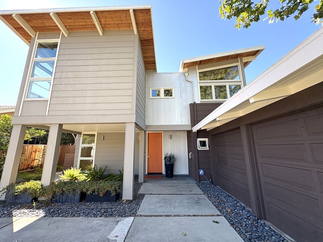Primary Photo - Beautifully Updated 5-Bedroom Home coming ...