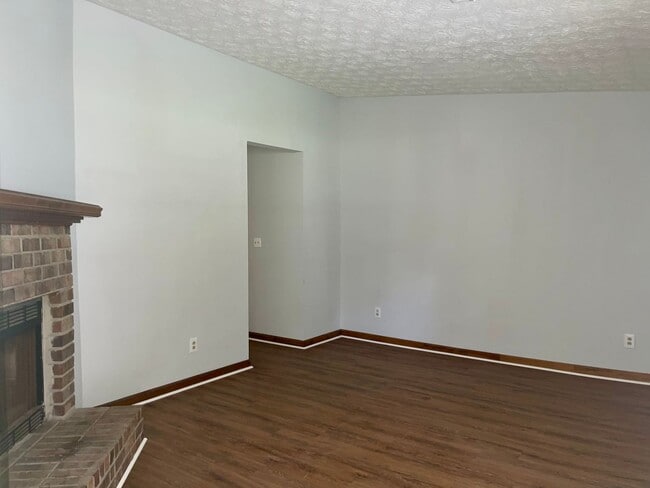 Building Photo - 2 Bed Ranch Duplex with Garage w/ NO Carpet!
