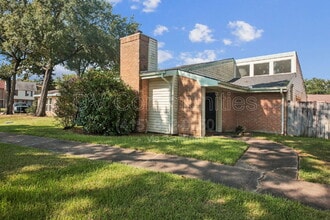 Building Photo - 4802 Oak Hollow St