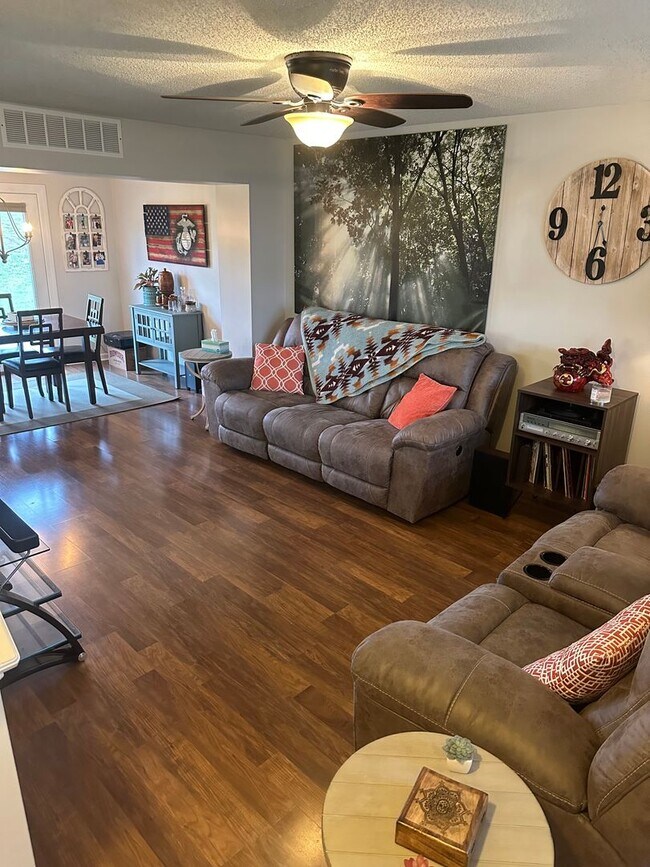 Building Photo - Renovated Townhome in desirable Wentzville...