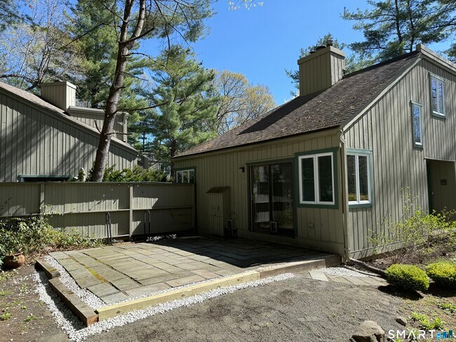 Building Photo - 2 Talcott Glen Rd