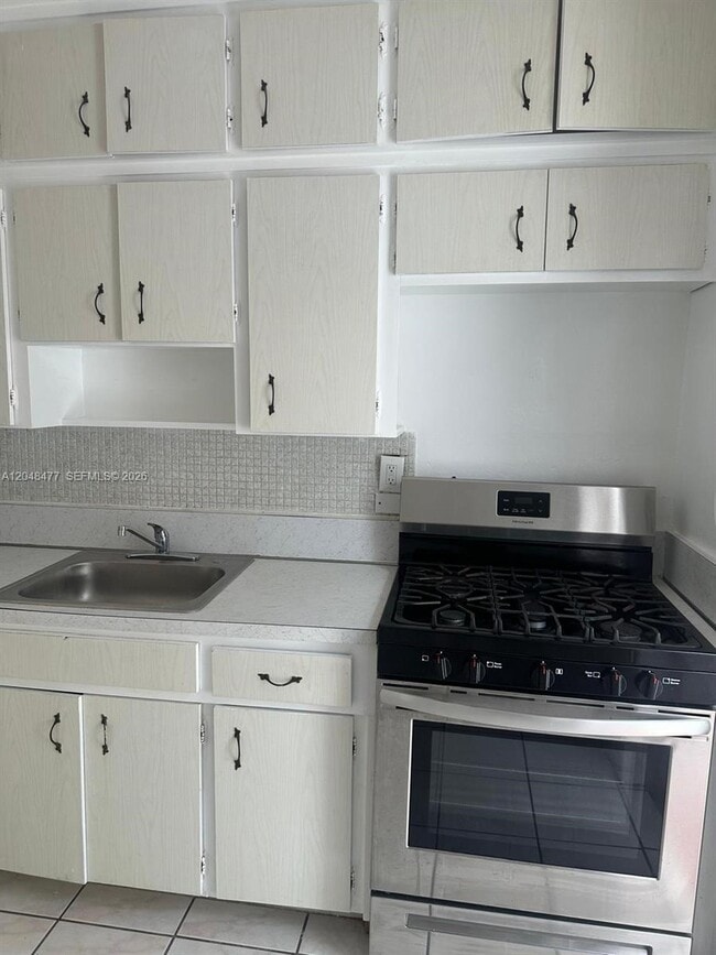 Foto del edificio - 7860 Harding Ave